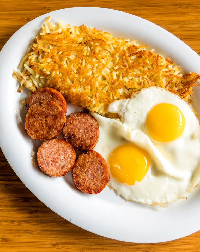 ボリューム満点がハワイアンスタイル。こんな大きなハッシュブラウンがのってるのに“ライト・ブレックファスト” 10.95ドル。