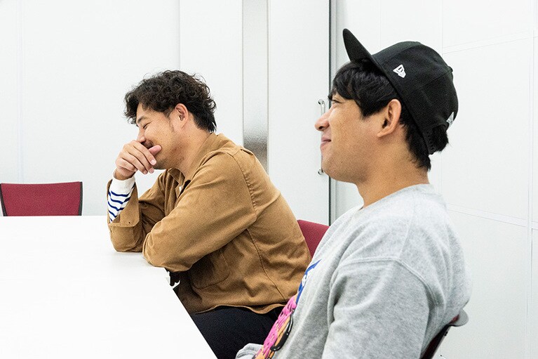 平子さんの平子り中、虚空を見つめて薄くほほ笑む酒井さん。