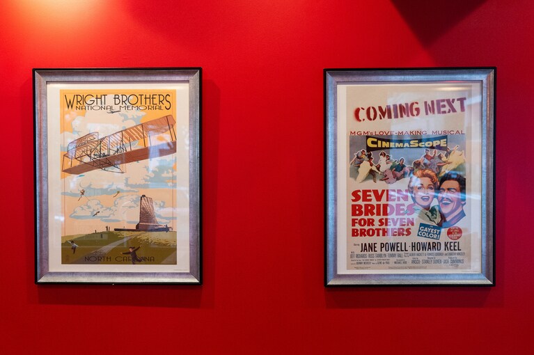 店内に並ぶレトロなアメリカンポスターは全て「ブラザー」に関わるものばかり。