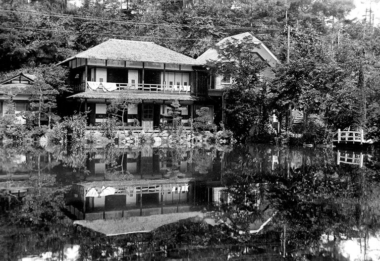 今から110年前、製糸業で財を成した星野家二代目・星野国次が開業した星野温泉旅館。