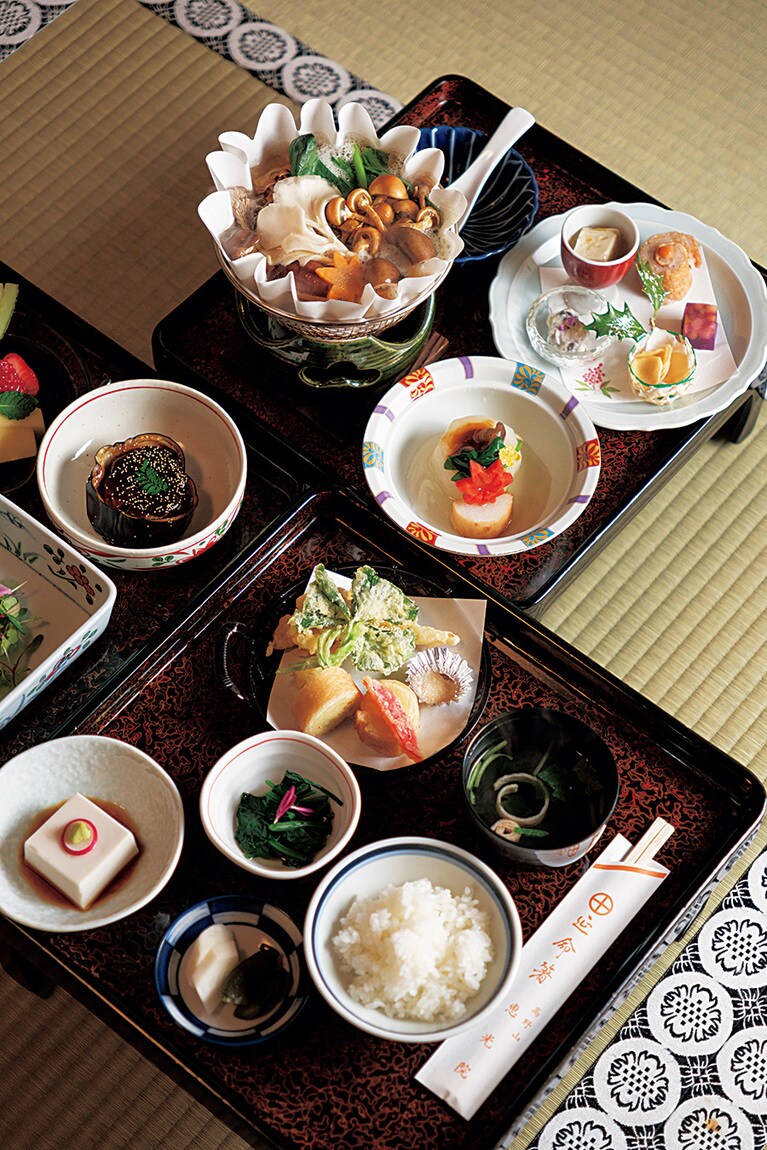 三の膳まで付いた精進料理。3名までは宿泊する部屋で、4名以上は別室でいただく。