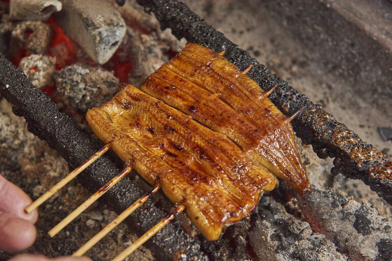 うなぎ店「八舟」。素焼きの鰻を蒸し、たれを付けて焼く関東風で炭火でじっくり丁寧に焼き上げる。特上（セット）でも3,190円とリーズナブルな愛され店。
