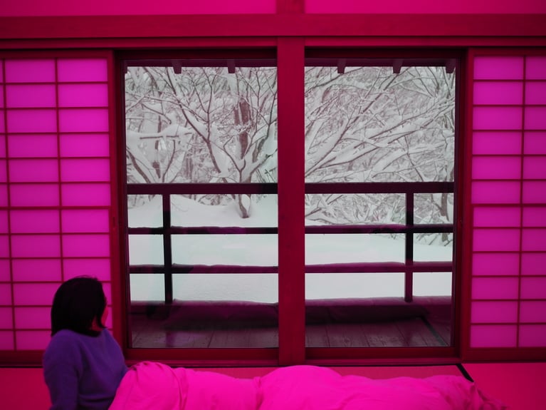 「 研ぎ澄ます、雪の妻有」 ⼭本 茜  「内と外」 さらに積もっていく雪。部屋の中から眺める、贅沢な雪の時間。