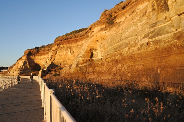 遊歩道からも、地層がはっきり見てとれます。銚子マリーナ海水浴場から遊歩道が整備されているので、「国の名勝及び天然記念物」の絶景・屏風ケ浦も気軽に行くことができます。
