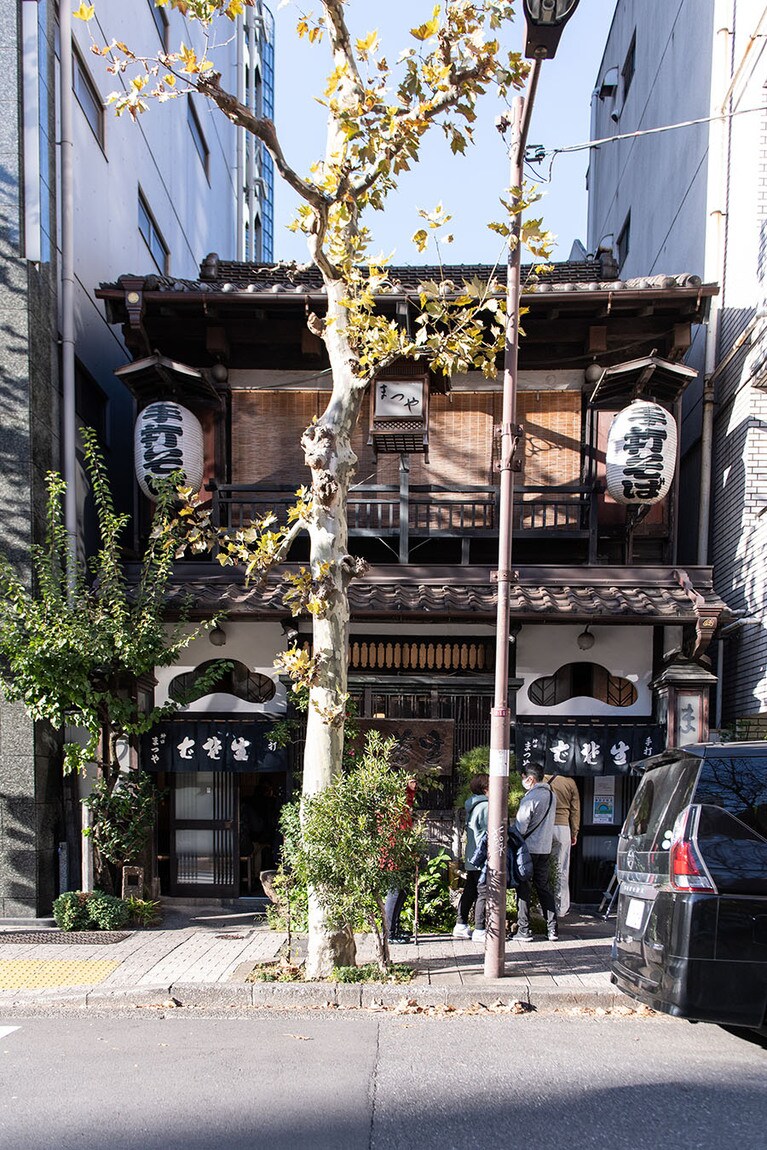 「神田まつや」はお昼時を過ぎても大盛況。