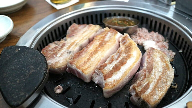 まずは表面をカリッと香ばしく焼く。