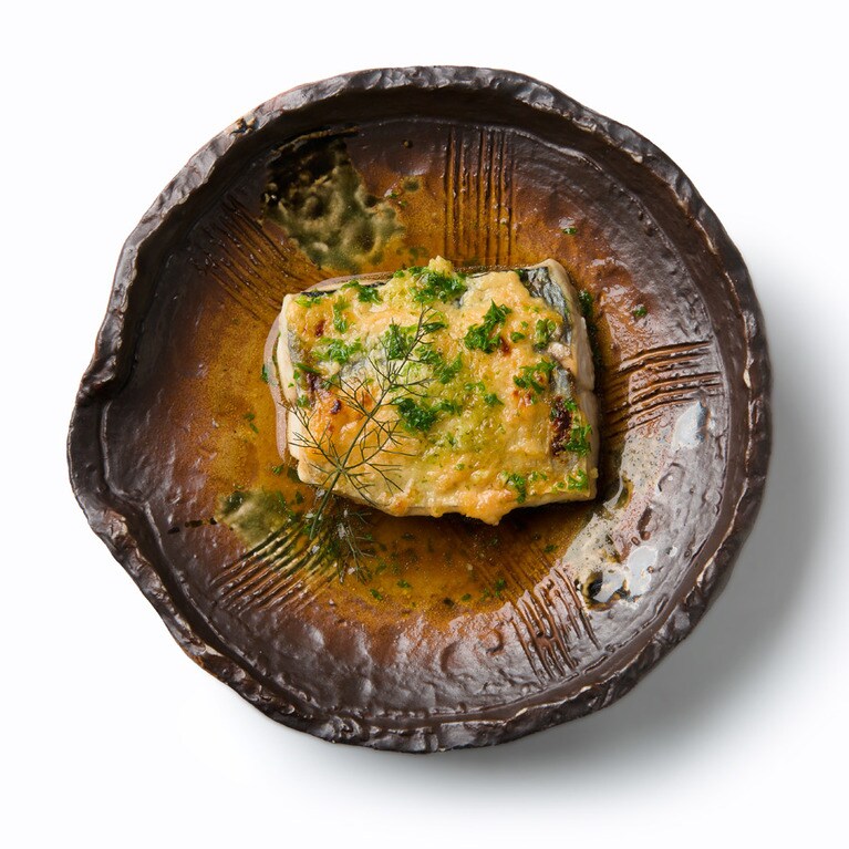 魚のブロードにさわらを浸し、地元酒蔵で入手した濃厚な大吟醸の酒粕をぬってオーブンへ。感動的なしっとり食感。