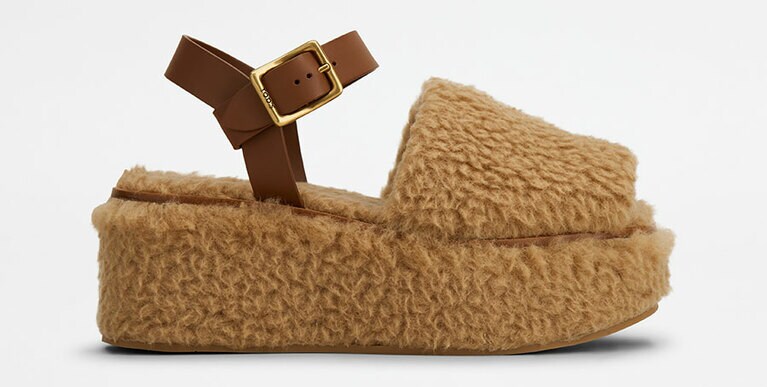 サンダル H7cm 全5色 (ピンク：三越伊勢丹限定色、ブルー：阪急うめだ限定色）各80,300 円／トッズ・ジャパン