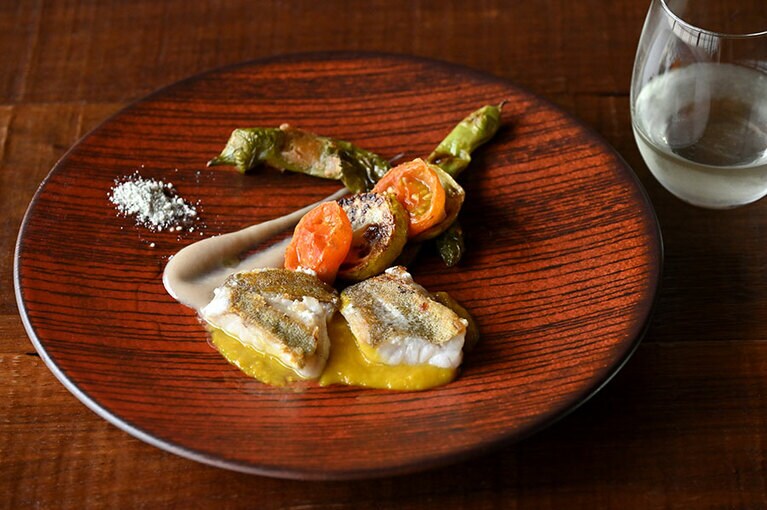 アオハタのソテーと丹後野菜のぬか漬け。甘酒で伸ばしたバーニャカウダソースで味わう。