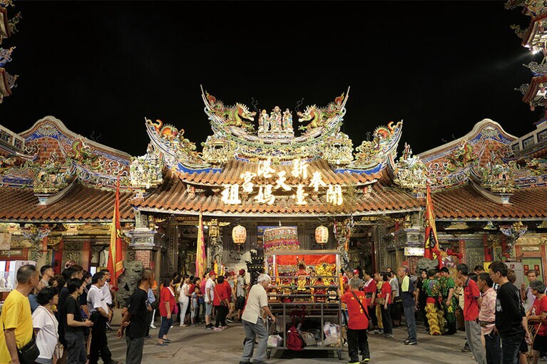 ライトアップされた姿も美しい古刹、奉天宮。