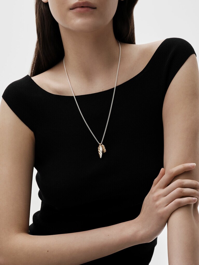 「Itu」コレクション ペンダント（5万4,600円）。