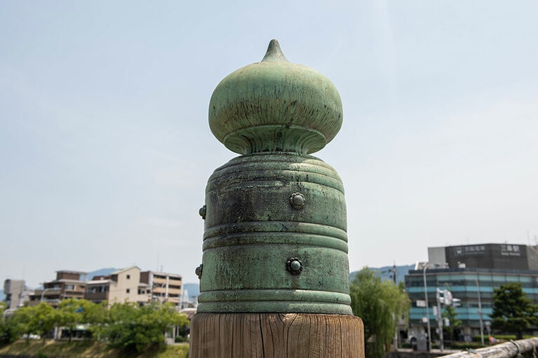 三条大橋の擬宝珠(ぎぼし)に刻まれた刀傷のような跡は、池田屋事件の乱闘で刻まれたものという説も。