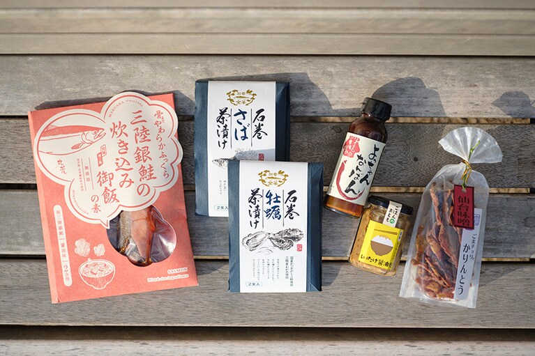 左から、丸荒「三陸炊き込みご飯の素シリーズ」各1,080円、牡蠣やサバ、銀鮭など三陸の海の幸をパックした「石巻金華茶漬けシリーズ」734～864円、よっちゃん農場の「よっちゃんなんばん」523円、ごはんのおとも「しいたけ醬油麹（ピーマン入り）辛口」464円。地元っ子が愛するご当地調味料、仙台味噌とごまを使ったかりんとう「ごまチョリ」356円など、おみやげにしたくなるアイテムがたくさん。