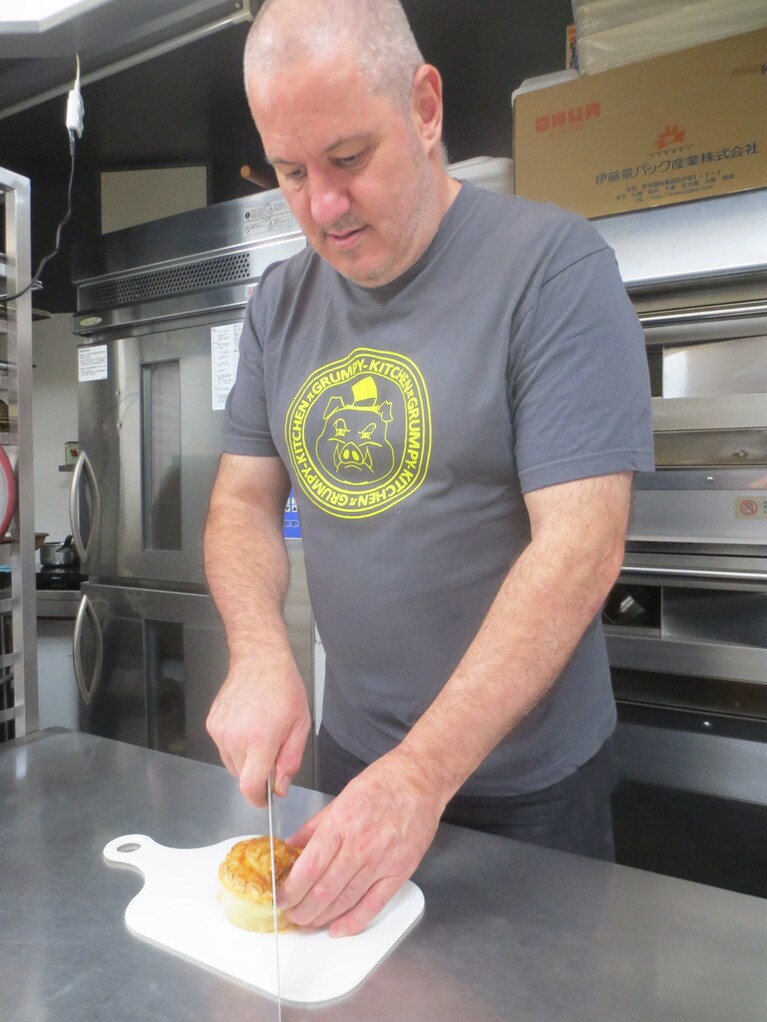 パイやスイーツを作るベテランシェフ、リチー・グラエムさん。