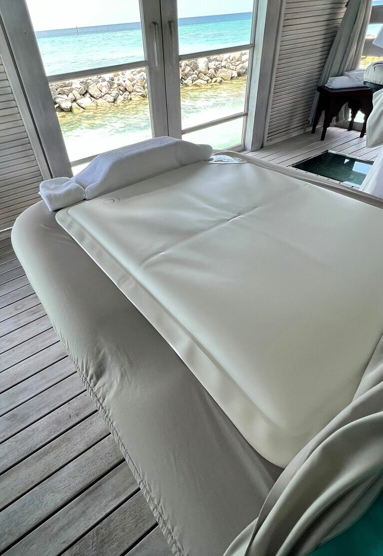 クダフラ・ヒーリング・ウォーターでは、温められたウォーターパックの上で施術する。