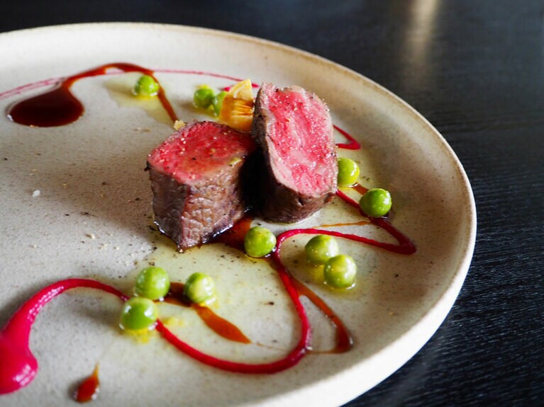 オーベルジュ内子［愛媛／大登温泉］ディナー肉料理イメージ。