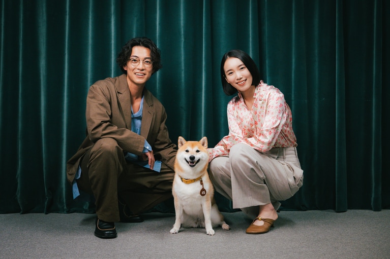 左から、主人公の相楽を演じた大東駿介さん、福助役の柴犬・のこ、同僚の編集者・石森を演じた飯豊まりえさん。のこの愛らしさに、自然と笑顔がこぼれた。