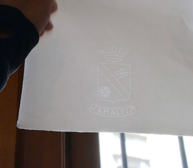 刻印が見えるアマルフィペーパー。