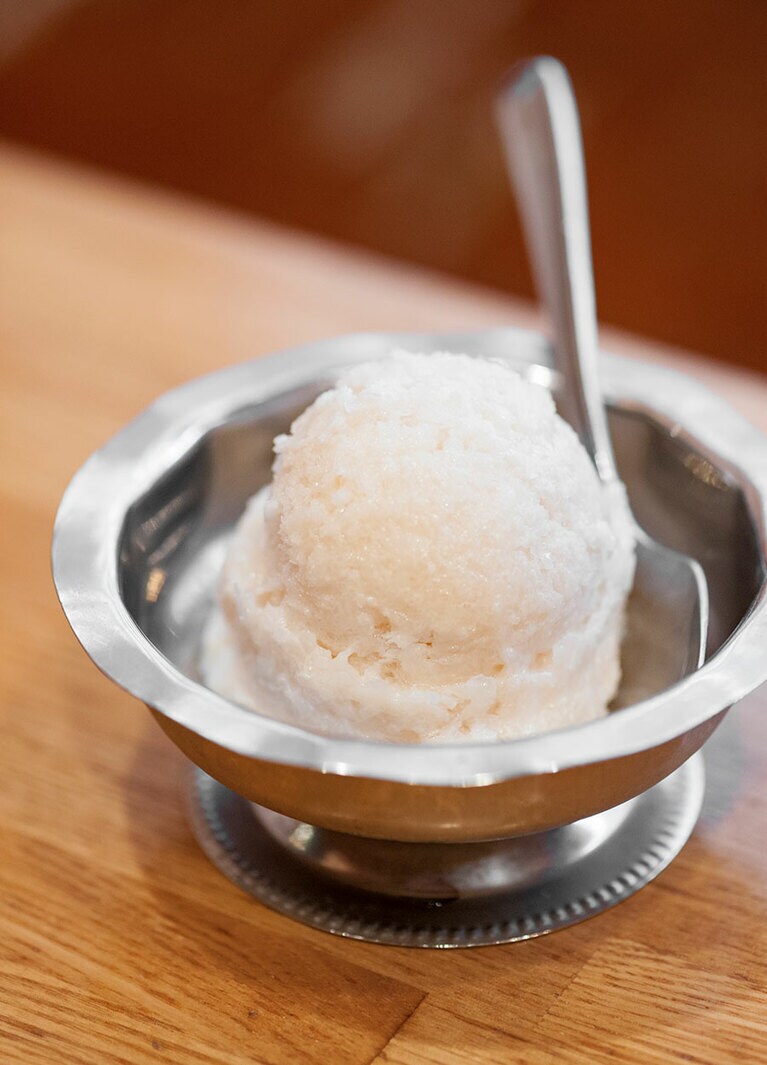 カレーを注文するとデザートかドリンクを選べる。デザートの自家製アイスクリームは単品なら300円。フレーバーは日替わりで、この日はいちごヨーグルト。やさしい甘みが、スパイシーなカレーを食べた後のほてりを鎮めてくれる。