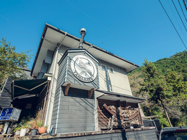 山鳩が描かれた看板が目印。