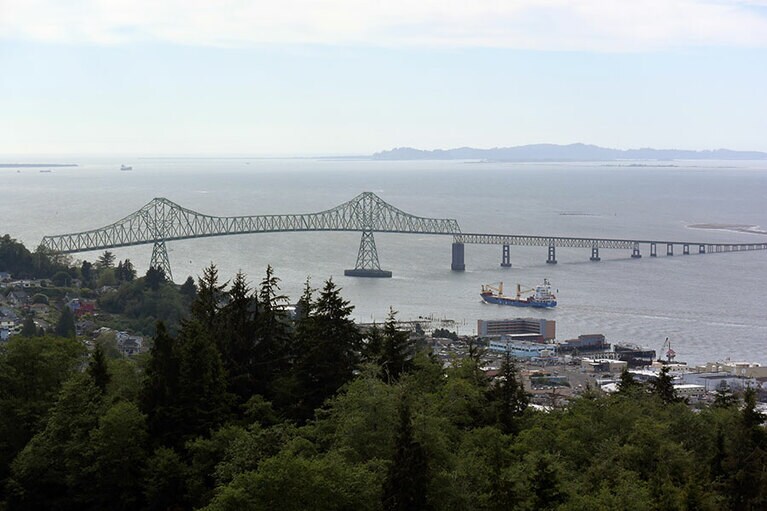 対岸にワシントン州を望む、海のように広大なコロンビア川。