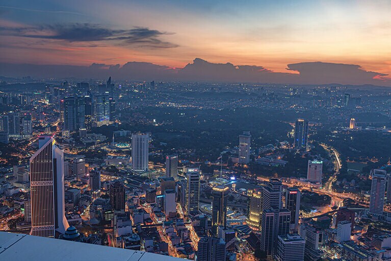 インターネットで知り合ったマレーシア人と会うことに。写真：アフロ