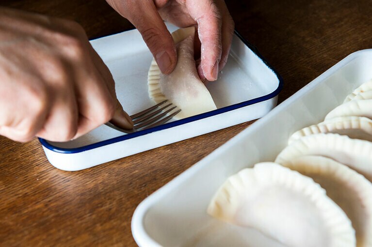 餃子の皮はひだをつけずに、2つ折りするスタイルだから簡単！