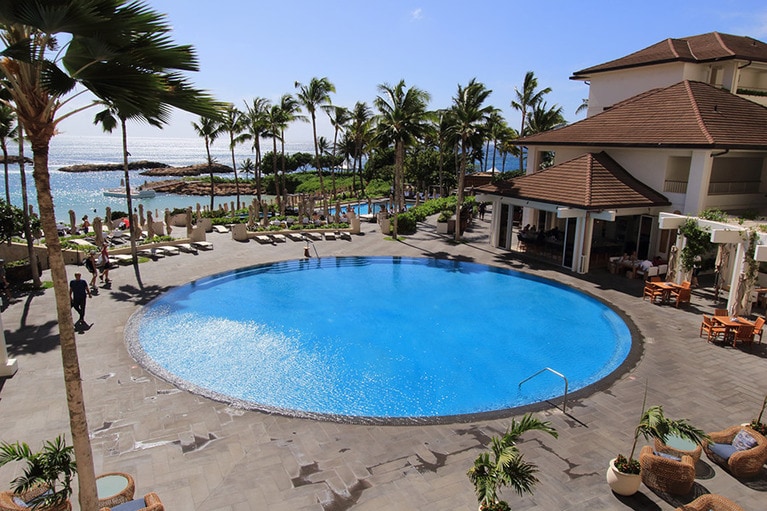 敷地中央にあるセレニティープールは円形をしている。その後ろに見えるプールがファミリープールだ。