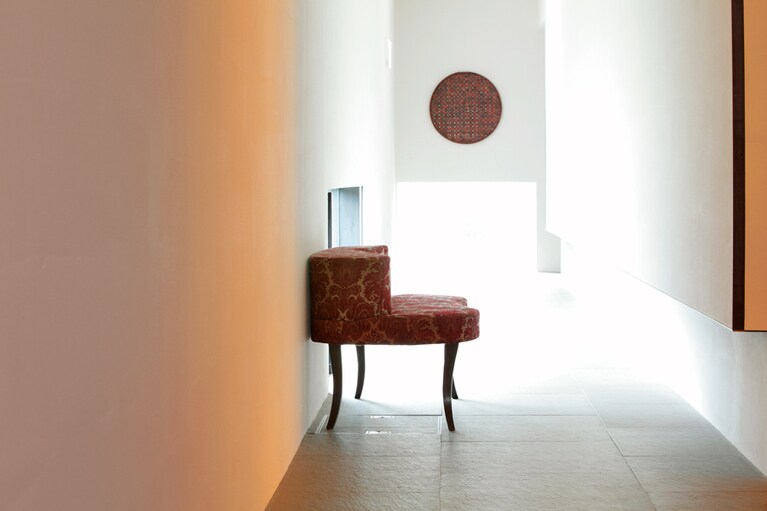 【江差 旅庭 群来】豪華客船を思わせる洗練された雰囲気の館内。