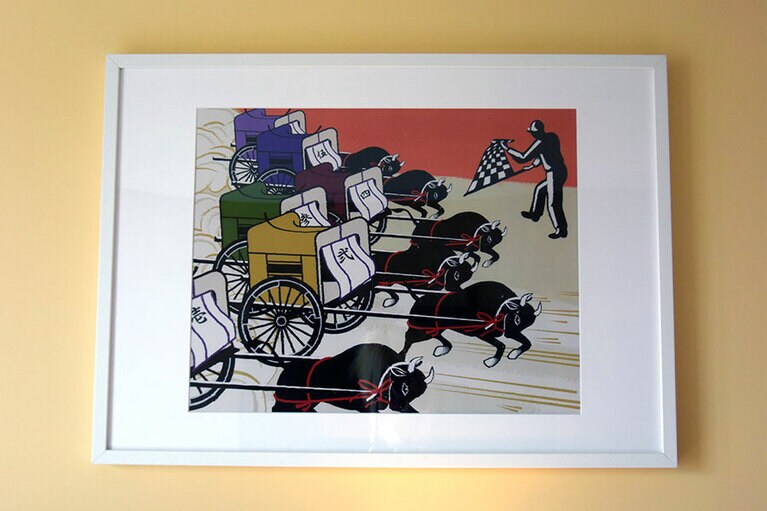 客室内の絵画も、歴史的なモチーフをモクシー流にアレンジ。