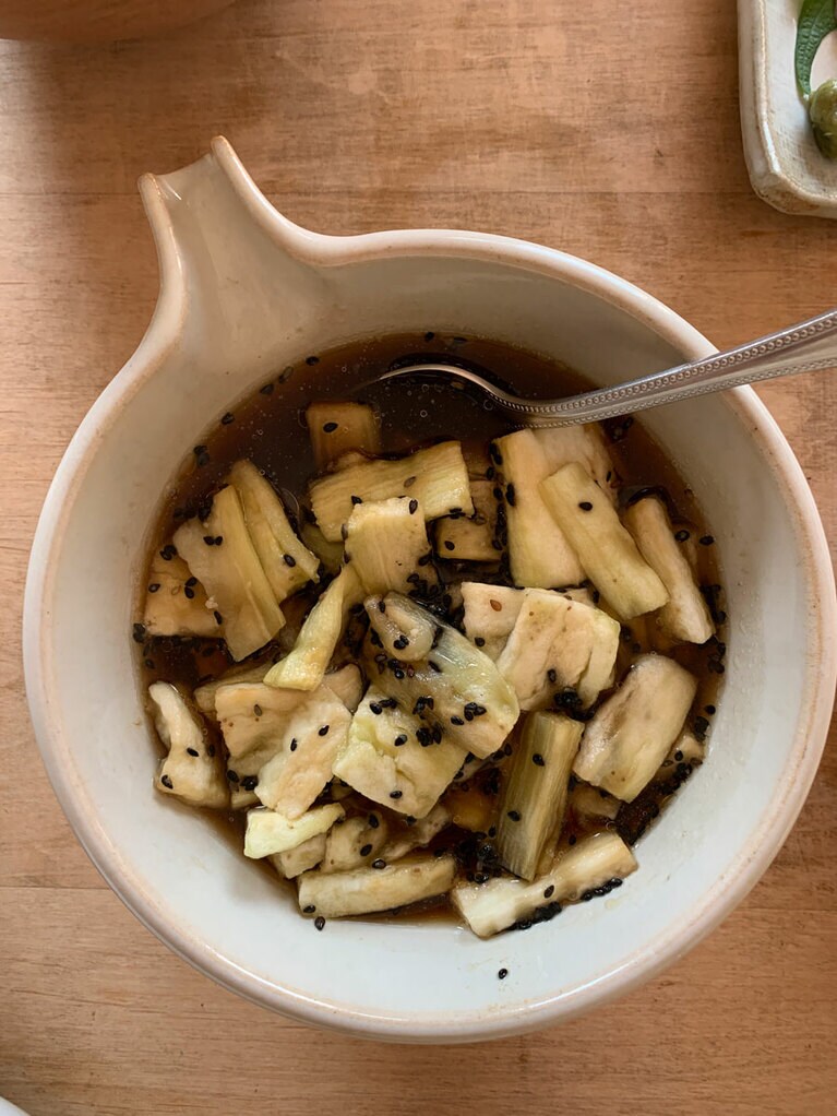 なすのナムル。ゴマは調味料程度ならOKと思って入れる。