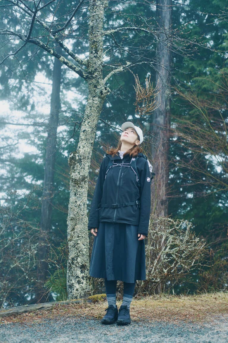 シルエットがきれいな膝下丈のスカートは、通気性が良く暖かい季節のアウトドアアクティビティに最適。UPF50+素材で日差しをシャットアウトし、DWR（耐久撥水）コーティングで多少の雨でも安心。耐摩耗性に優れたウーブン素材を使用。