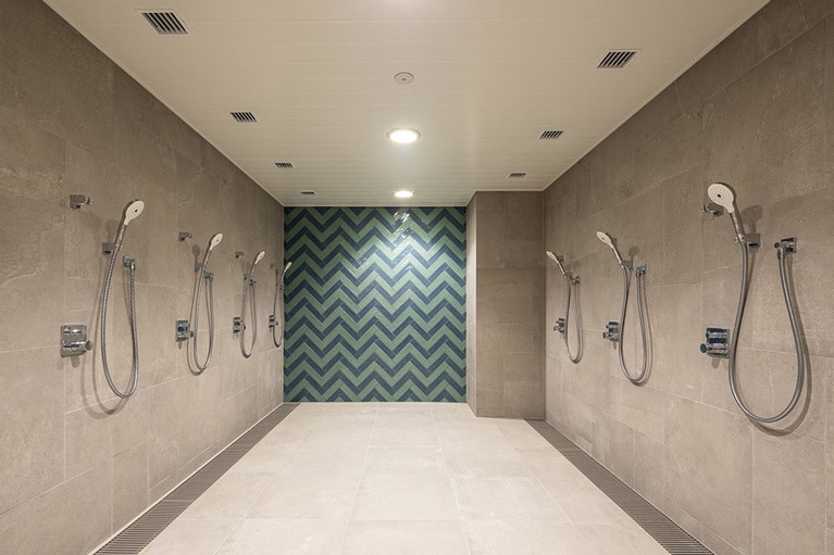 シャワールーム。写真提供：FC今治　撮影：川澄・小林研二写真事務所