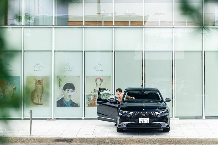軽井沢安東美術館に到着したDS 4と飯嶌さん（同美術館より特別な許可を得たスペースで撮影しています）。
