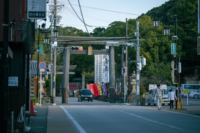 鬪雞神社の書庫には古典籍が潤沢にあり、ある時は書物目当てに、またある時は植物の採集場所と して、熊楠は通った
