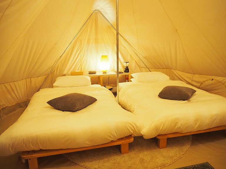 ラグジュアリー感のあるベッドスペース。天井も高いので、ベッドに寝転ぶと開放感を感じられました。