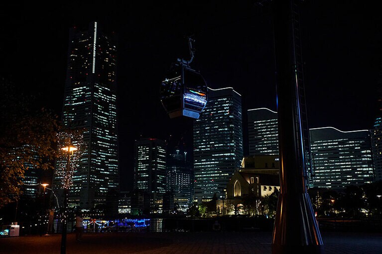 みなとみらいの夜景に溶け込み、カラフルに変化していくキャビン。