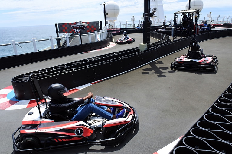 これが客船上とは!? ゴーカート場やスライダー付きプール、ジャグジーなど施設充実。