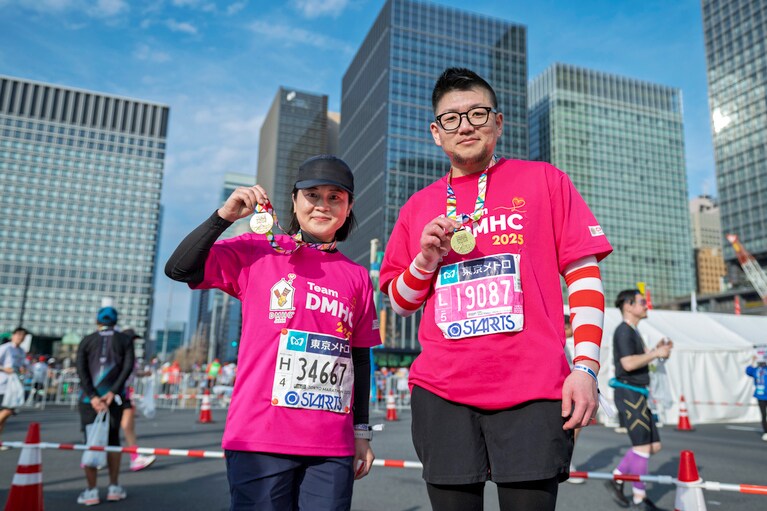 ゴール後にお互いの健闘を称え合う佐藤奈津さん（左）と若山光輝さん。　©東京マラソン財団