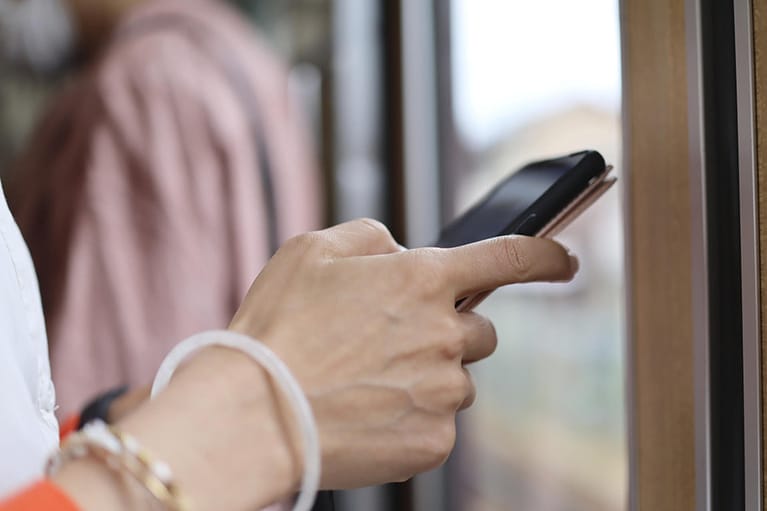 スマホの無料アプリ「どこでもディーガ」で外出先からの番組予約＆視聴が可能になり、観たいタイミングを逃さずにすむ。