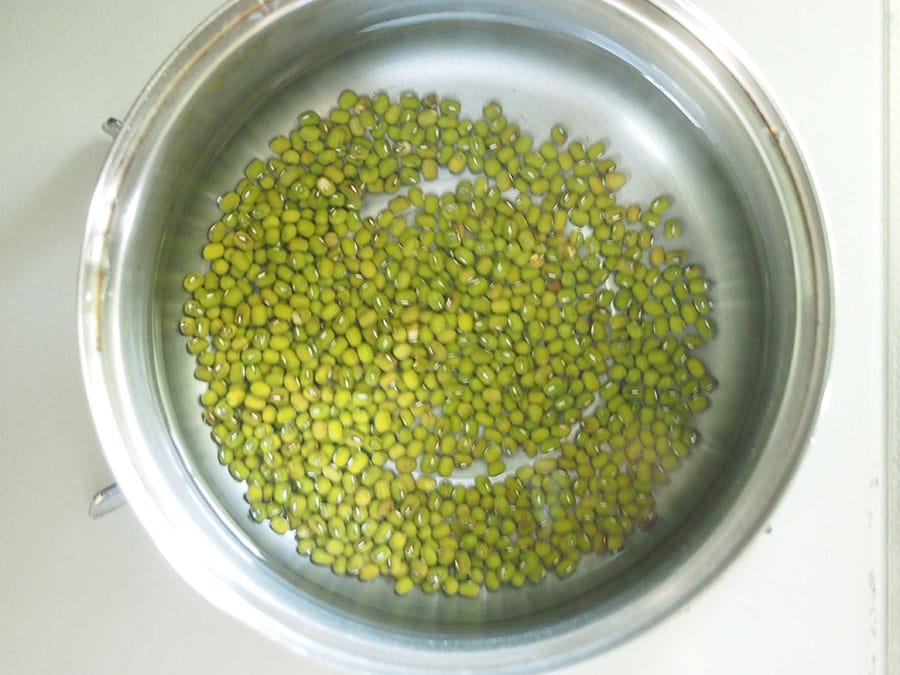 (1) 緑豆は、軽く洗ったら水とともに鍋に入れて加熱します。