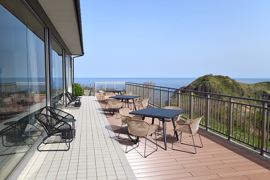「二ツ亀」と美しい日本海が見渡せるウッドデッキテラスを新設。（C）SADO二ツ亀ビューホテル