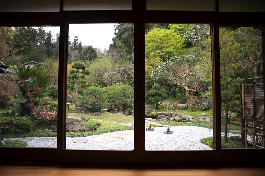 部屋から庭をのぞむ。美しい日本庭園は、食事のあと散歩しても。
