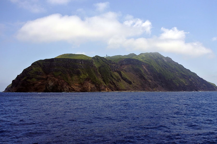 あおがしま丸から眺めた青ヶ島。「条件付就航」だったので、まだ上陸できるか、わかりません。
