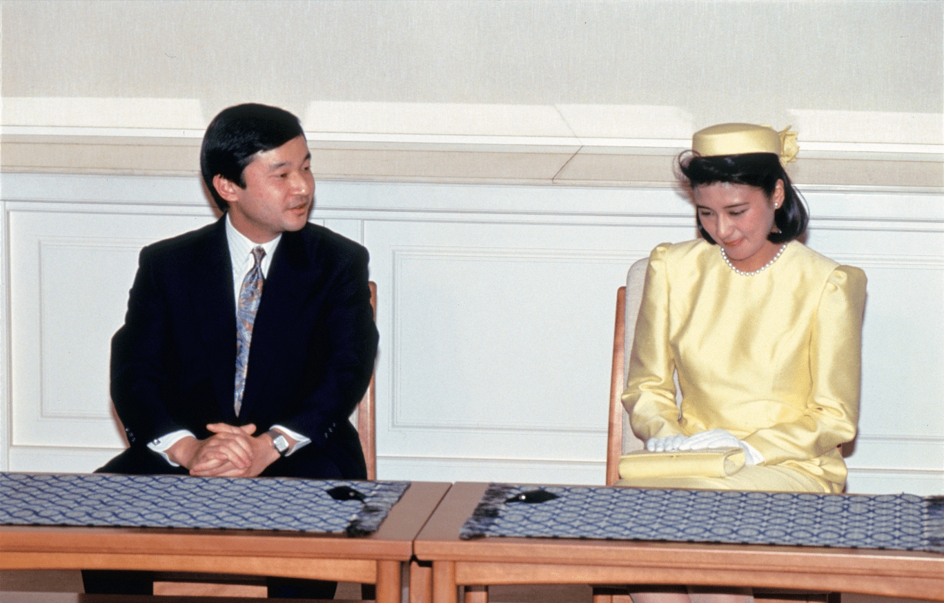 婚約が正式に内定し、記者会見する皇太子さまと小和田雅子さん（当時）
