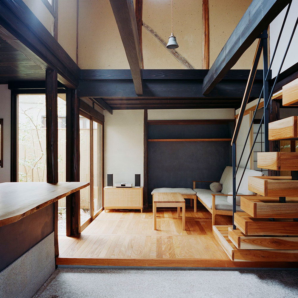 リビングのソファは高橋雄二さん作 futon sofa。籐が印象的なオーディオチェストは、北海道の木工作家、内田悠さんのもの。