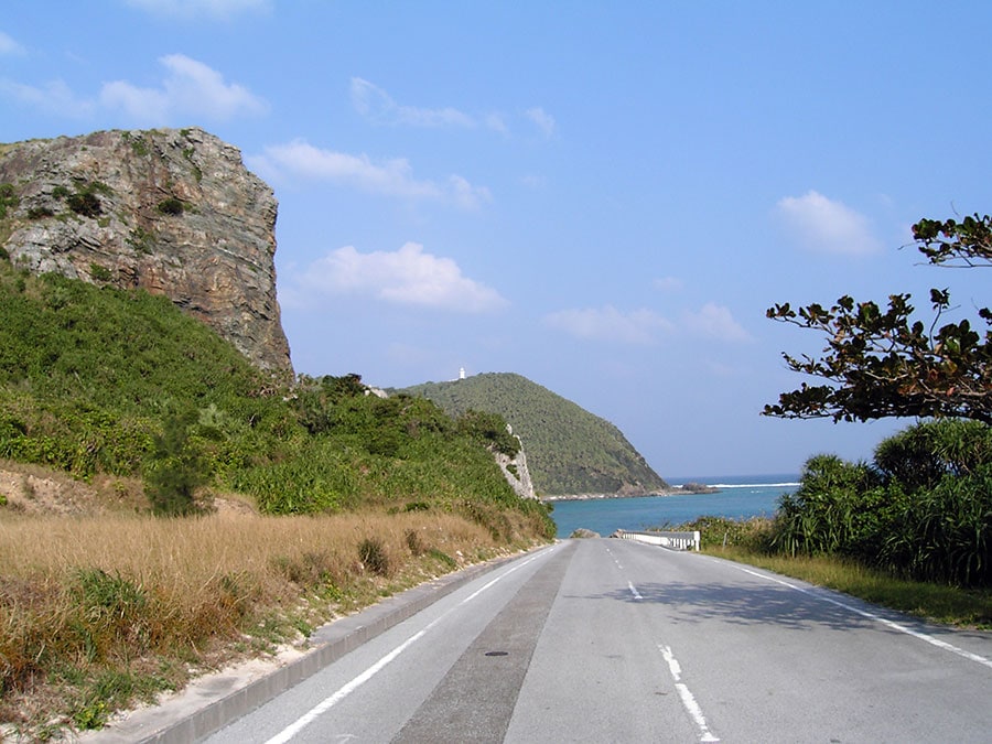 島の北部、クマヤ海岸へ向かう道。