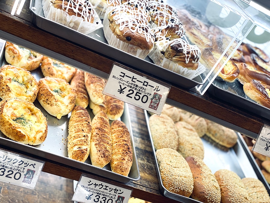 店内には、食事パンから菓子パンまで、常時60～70種のパンが並びます。