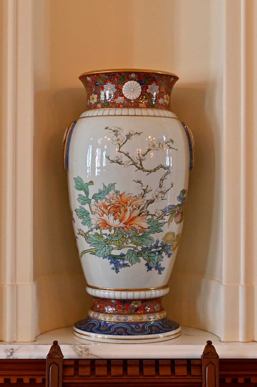 菊花紋が入った伊万里の壺は、カラカウア王の戴冠祝いに明治天皇から贈られたもの。