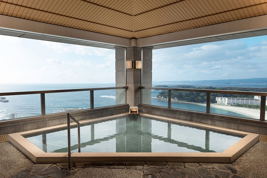 ホテル最上階にある、温泉大浴場の露天風呂からも絶景が臨める。